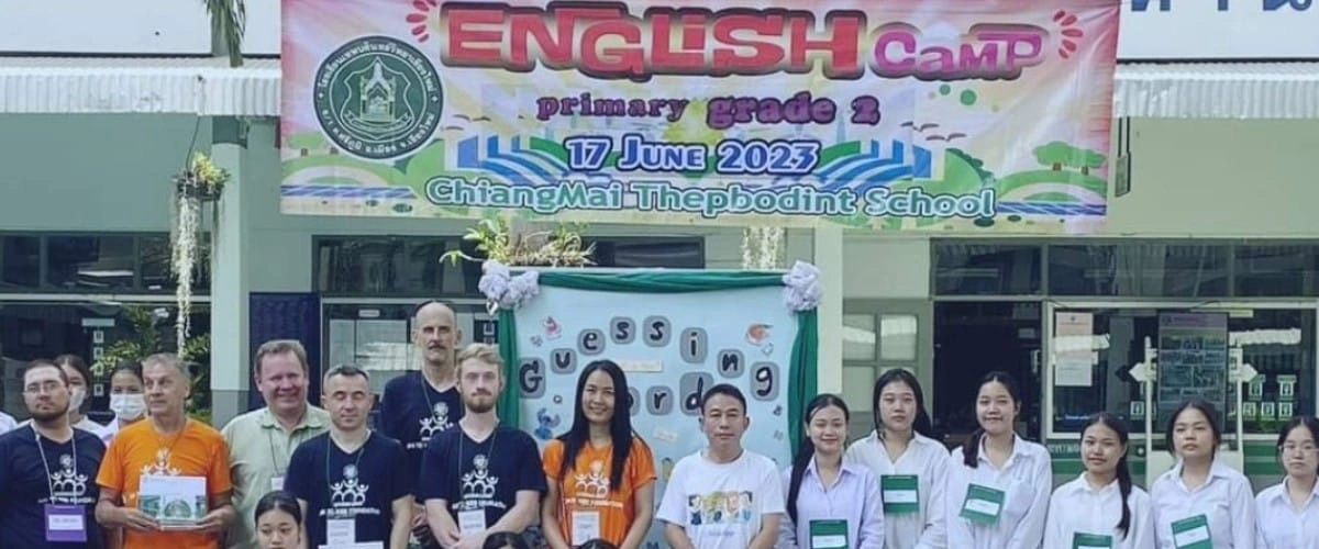 CMLocals Chiang Mai Locals Volunteer Non-O Visa English language students group photo at primary school